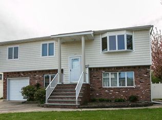 325 S 8th St, Lindenhurst, NY 11757