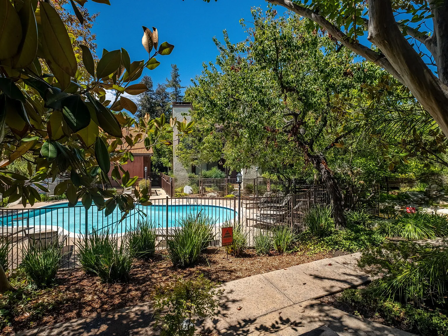 2 bed, 2.5 bath, 1338 sqft, $3,700 — Photo 4