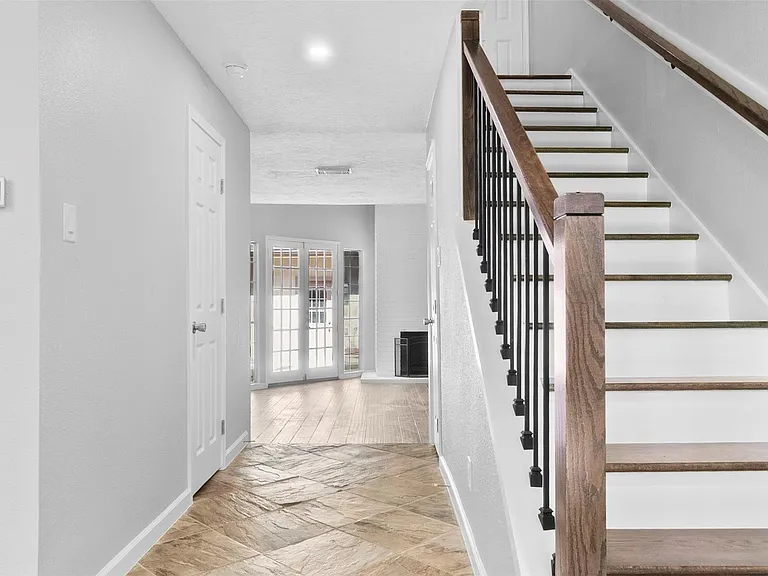 668 N Eldridge Pkwy — Photo 3