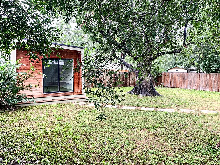 2704 Nottingham Ln — Photo 26