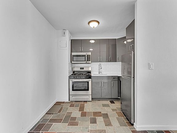 3rd image of 5700 Arlington Ave APT 11O