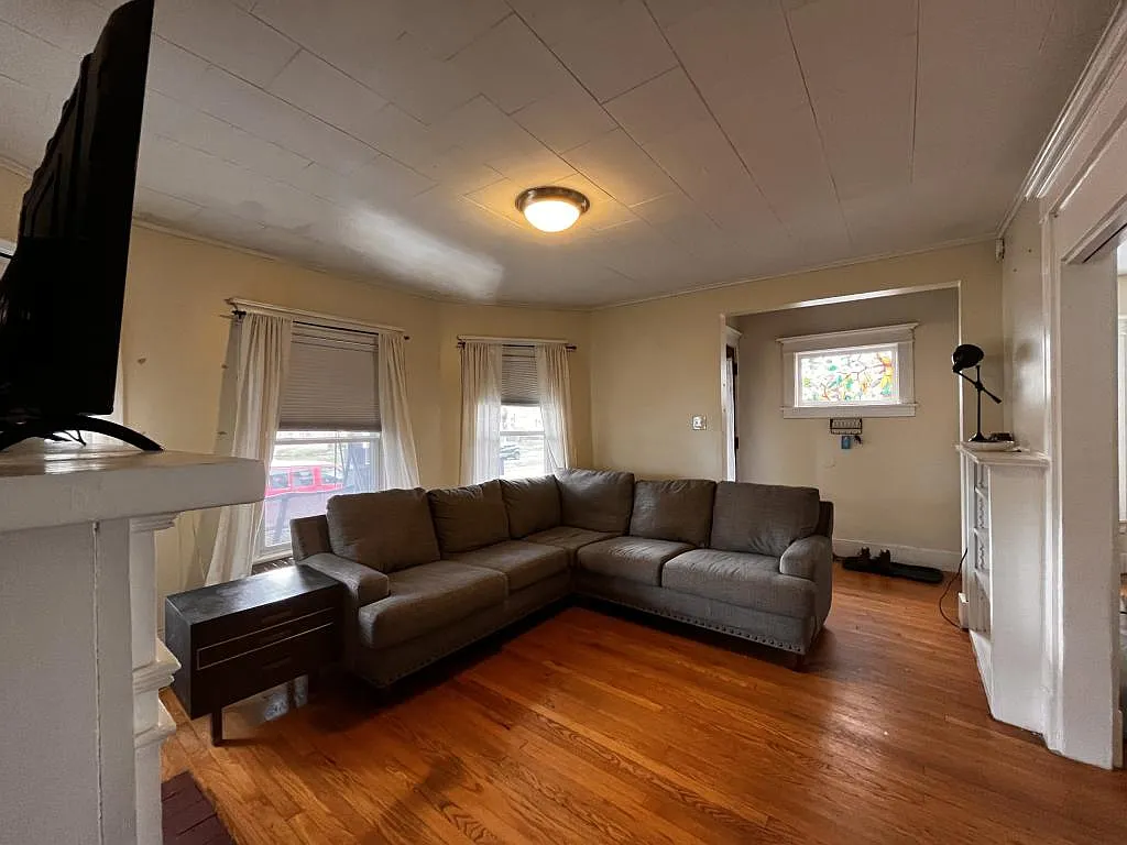 1453 Glenwood Blvd — Photo 2