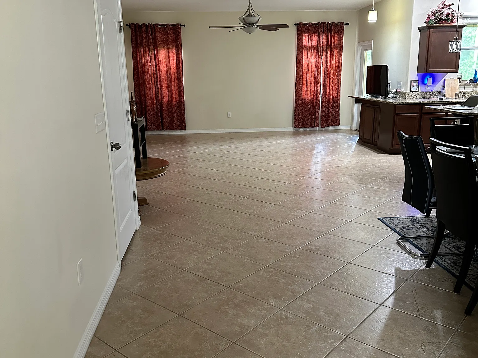 4 bed, 2.5 bath, 2419 sqft, $2,600 — Photo 4