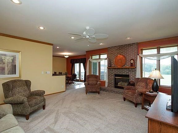 3rd image of 1430 Park View Dr