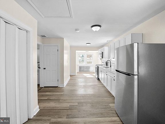 3rd image of 542 Berlin Rd