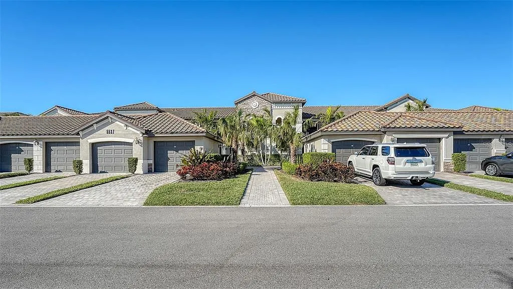 2 bed, 2.0 bath, 1569 sqft, $3,200 — Photo 2