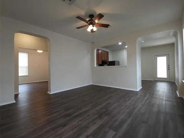 205 Beech Dr — Photo 2