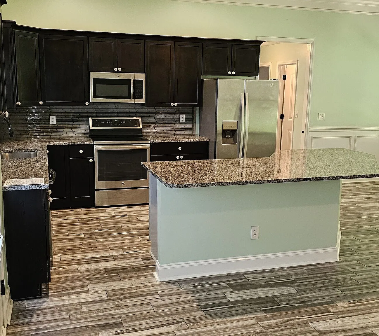 3 bed, 2.0 bath, 1500 sqft, $2,000 — Photo 2