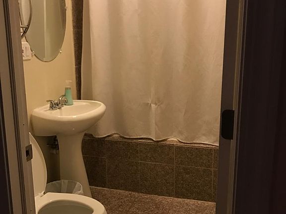 5th image of 1046 W Diversey Pkwy #3