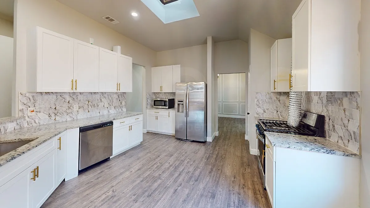 4 bed, 3.0 bath, 2019 sqft, $2,399 — Photo 3