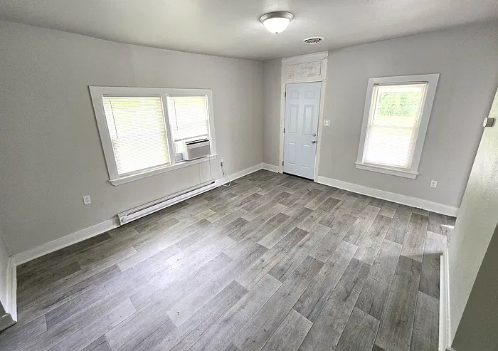 4 bed, 1.0 bath, 1104 sqft, $1,495 — Photo 2