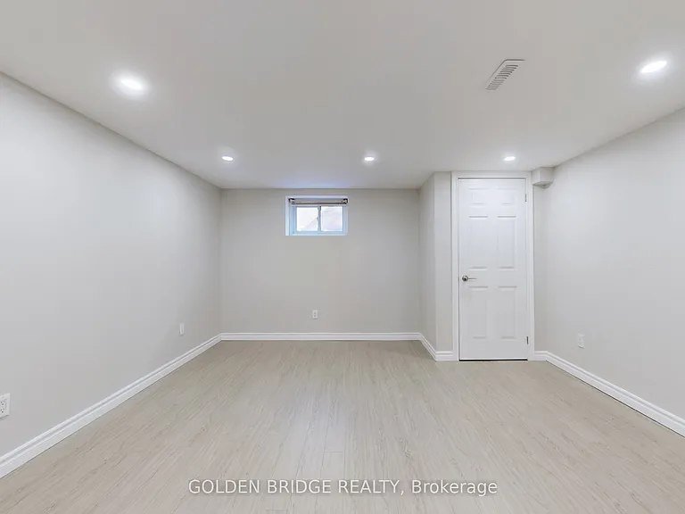 438 Centre St E — Photo 28