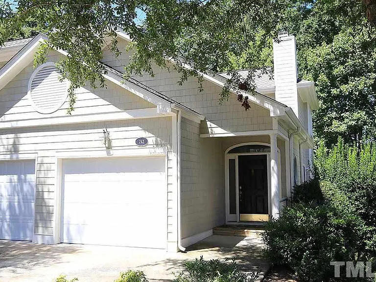 212 Columbia Pl W — Photo 1