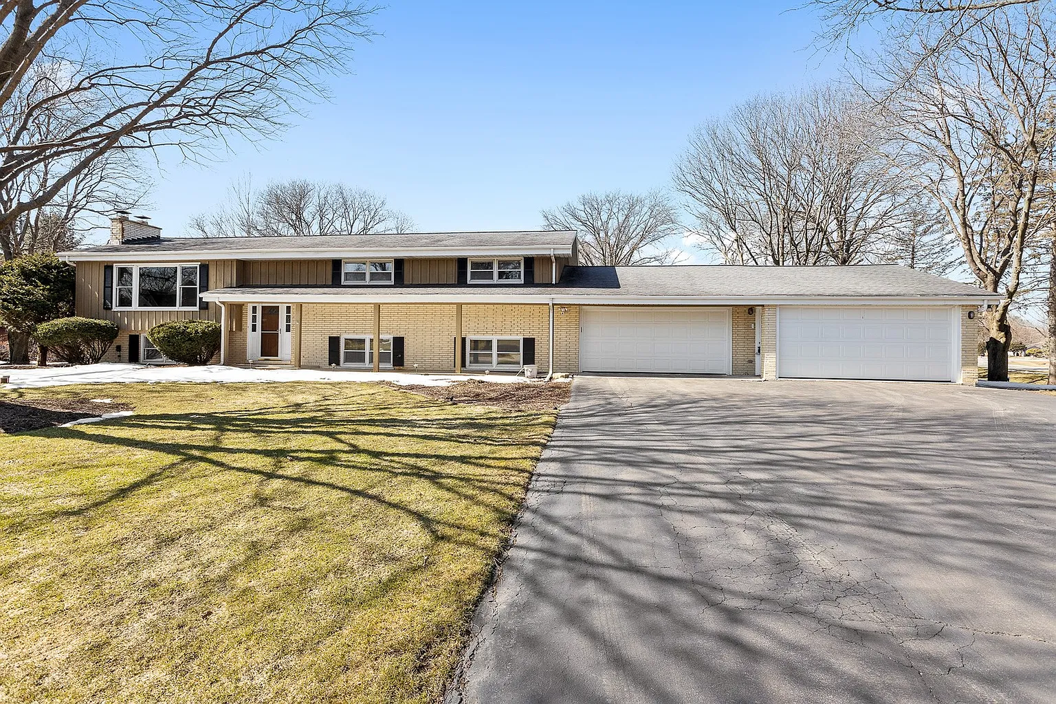 11S434 Middaugh Ave photo 1