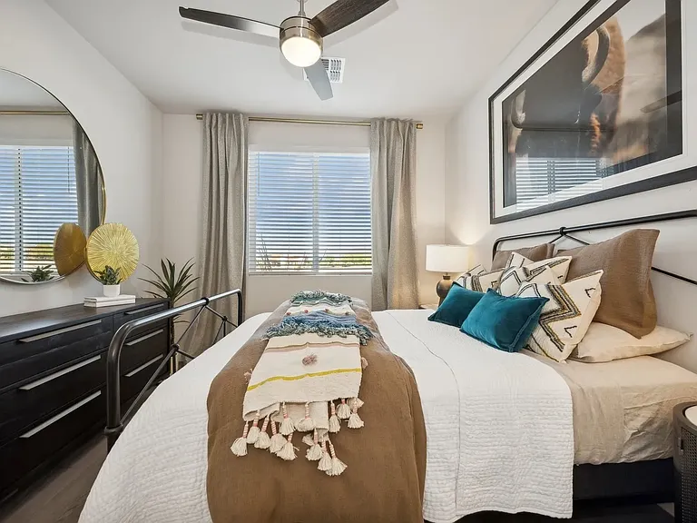 Longbow Luxury Apartments — Photo 40