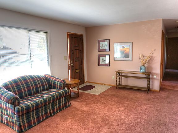 www.LamoureuxRealEstate.com