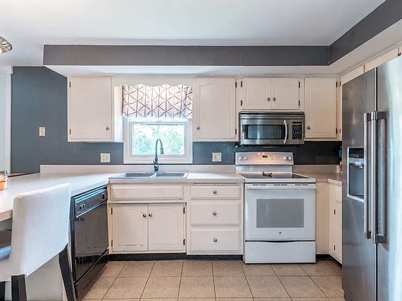 2nd image of 1100 Springhill Dr