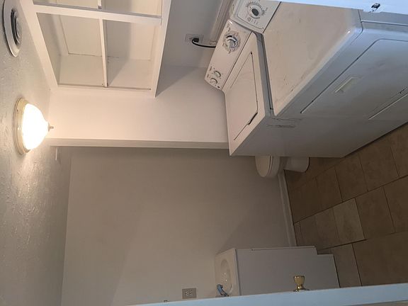 .5 bath washer/dryer hookup