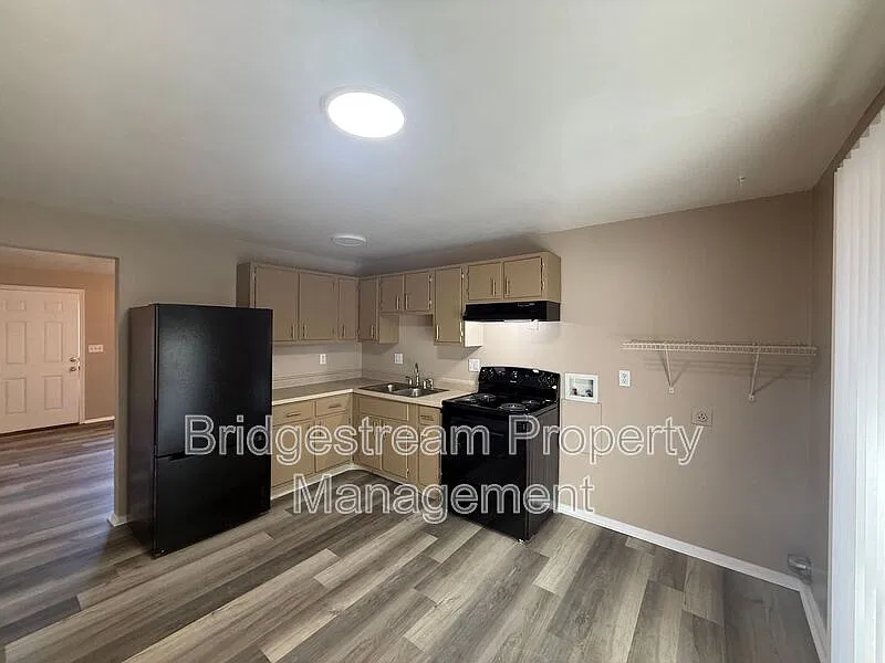 2 bed, 1.0 bath, $950 — Photo 2
