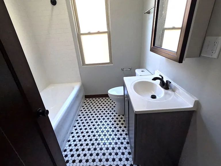 627 Elgin Ave — Photo 7