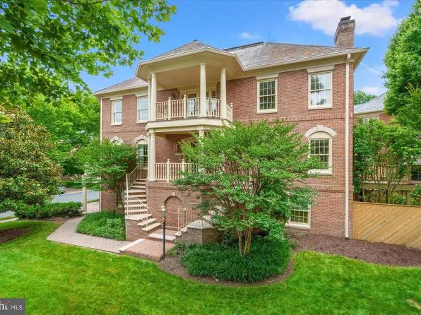 126 Gresham Pl, Falls Church, VA 22046