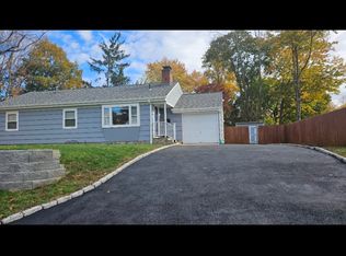 54 Sunfield Ln, Fairfield, CT 06824