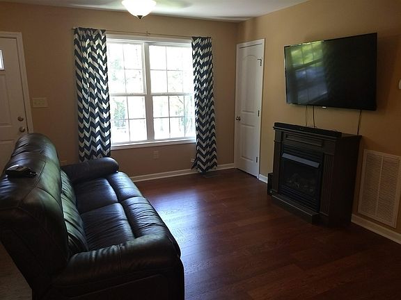 3rd image of 207 Maple Dr