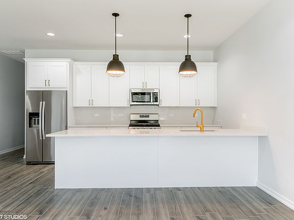 5th image of 648 E Bowen Ave #1
