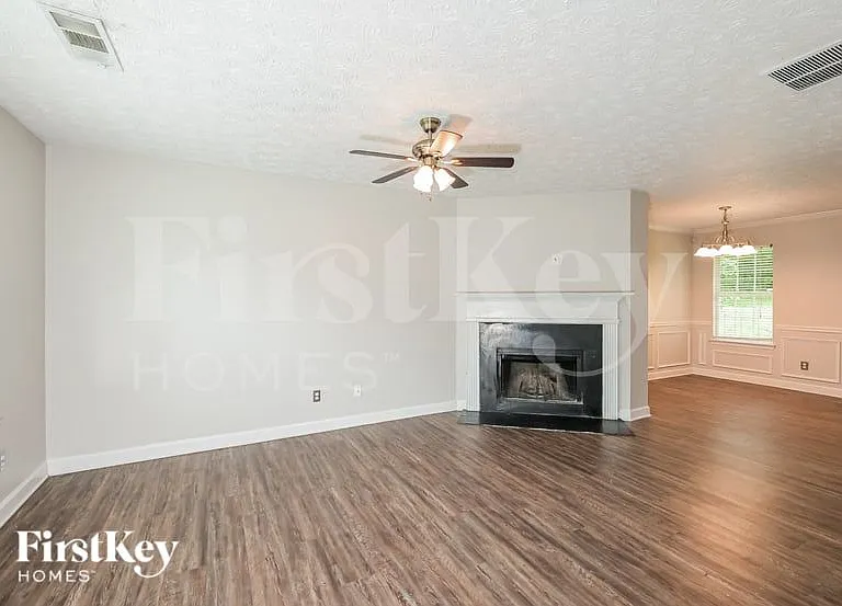 4447 Chester Ln — Photo 2