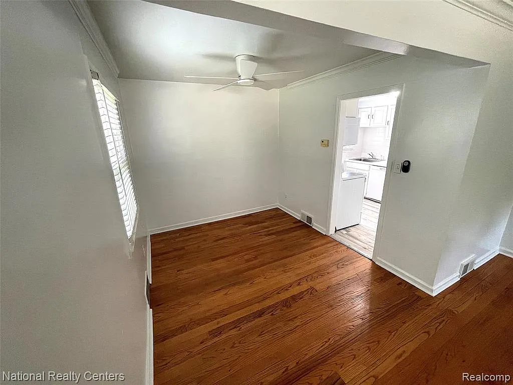 2 bed, 1.0 bath, 1206 sqft, $1,800 — Photo 3