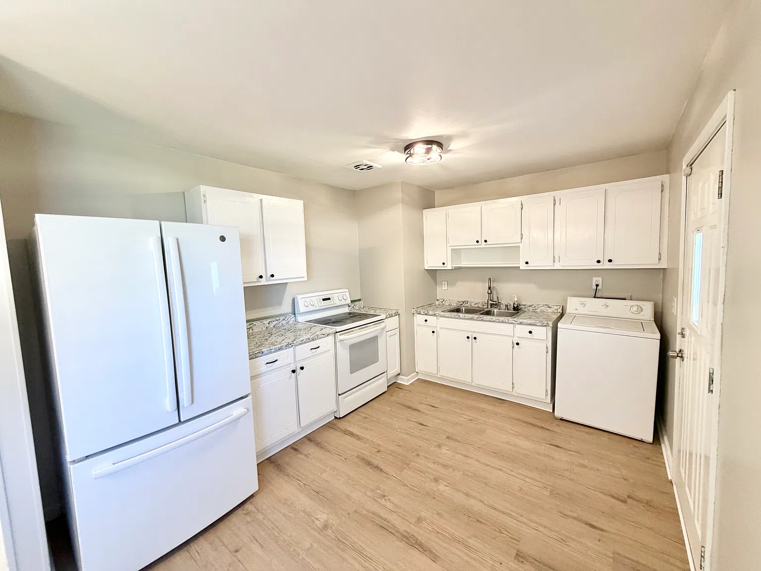 3 bed, 925 sqft, $1,500 — Photo 3