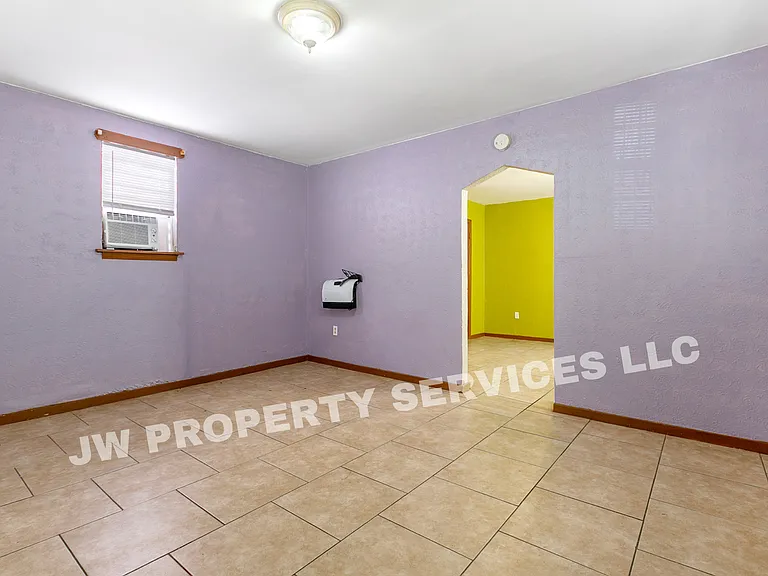 2633 Governor Nicholls — Photo 3