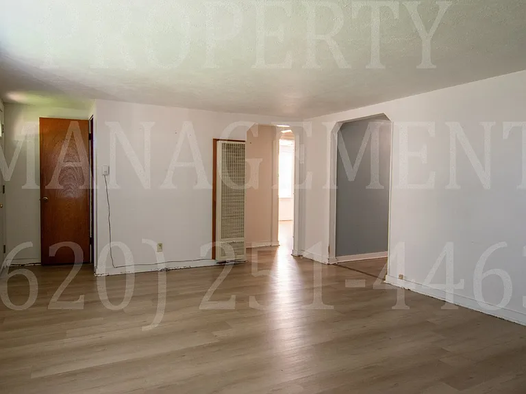 118 W Jackson St — Photo 4