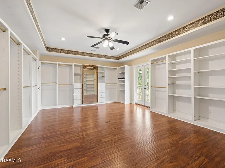 300 Oak Hollow Dr — Photo 36