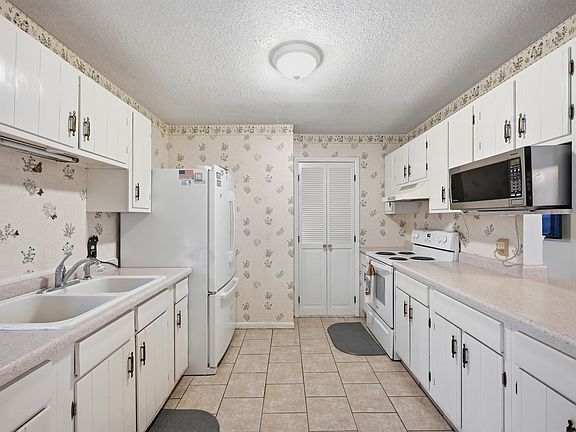 3rd image of 1617 Plymouth Dr