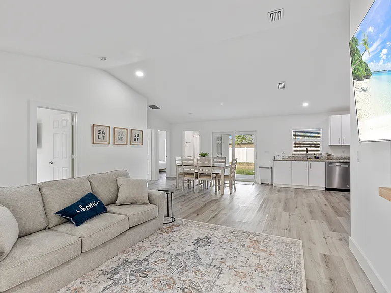 2321 NW 26th St — Photo 3