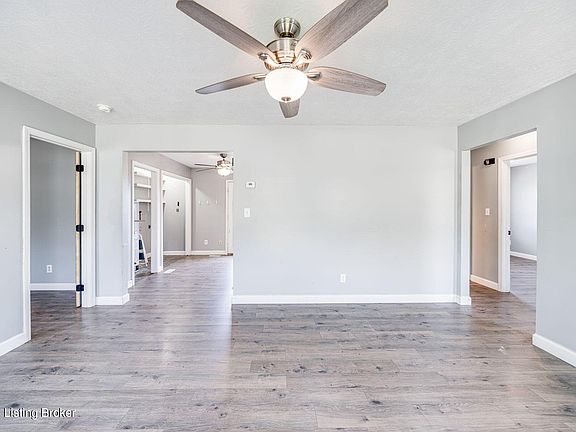 4th image of 186 Lakes Edge Dr