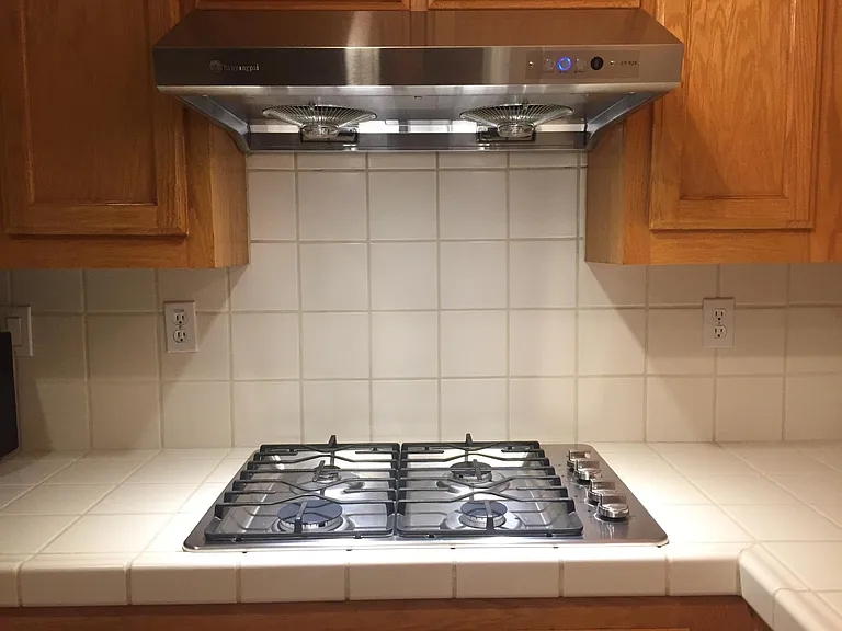 Powerful range hood with super bright LED lighting installed on June 2020.