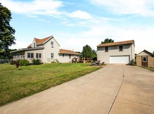 17368 Red Shale Hill Rd, Pekin, IL 61554