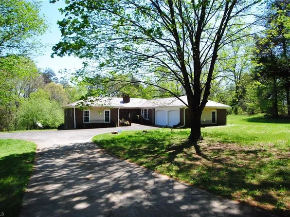 6031 Stanleyville Dr, Rural Hall, NC 27045