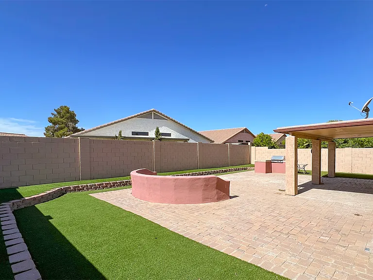 537 E Appaloosa Rd — Photo 18