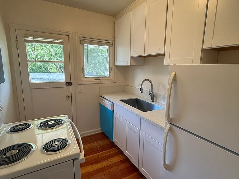 Kitchen, other view.