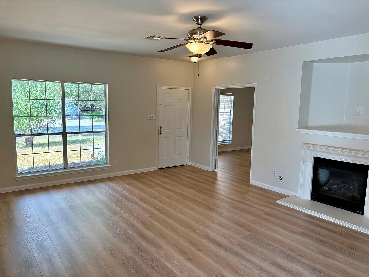4 bed, 2.0 bath, 1928 sqft, $2,095 — Photo 4