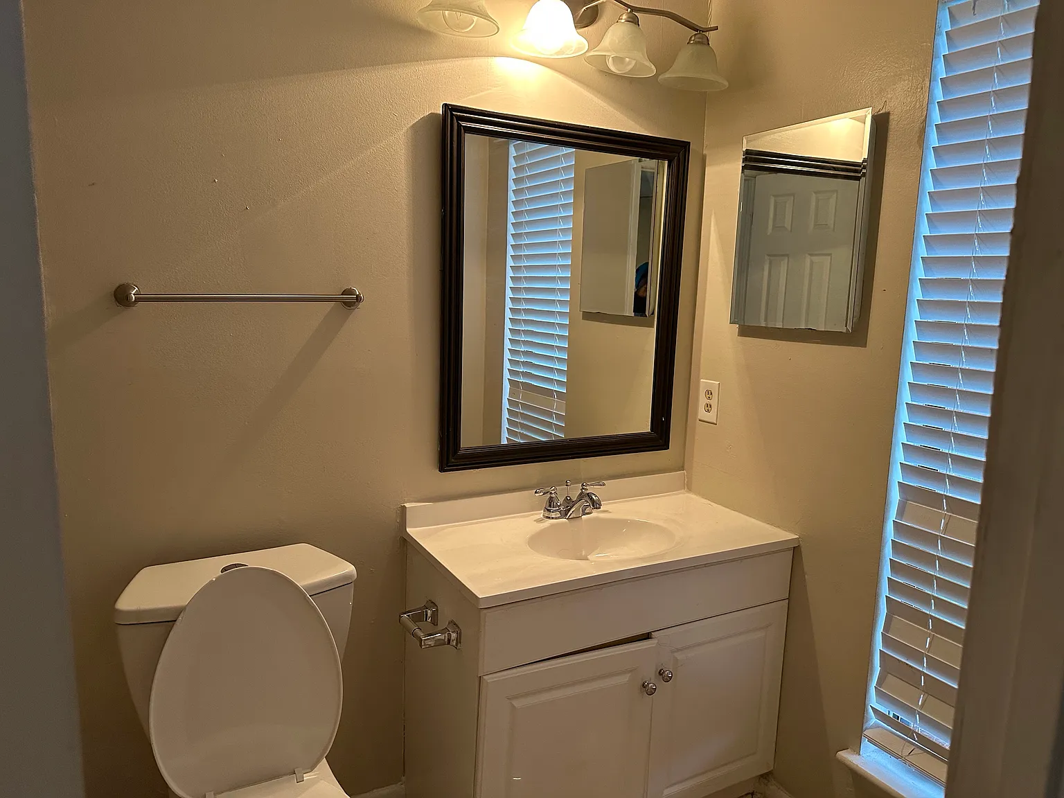 3 bed, 1140 sqft, $1,895 — Photo 2