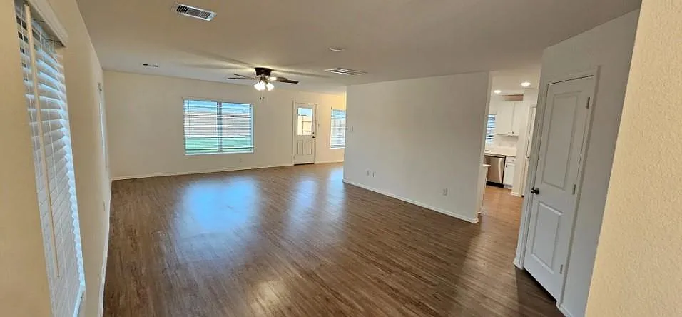 4 bed, 2.5 bath, 2300 sqft, $2,400 — Photo 4
