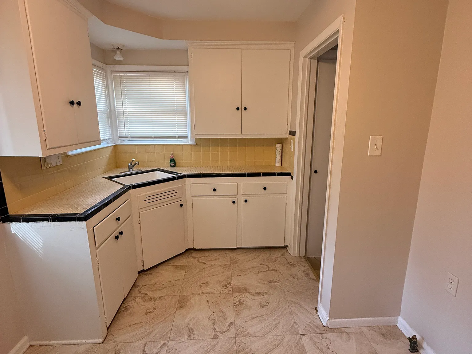 2 bed, 905 sqft, $1,600 — Photo 4