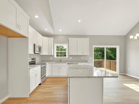 KITCHEN w OVERSIZED ISLAND