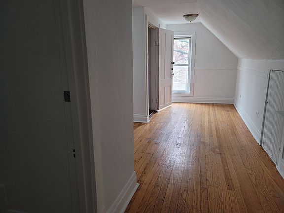 4th image of 2229 W Oakdale Ave