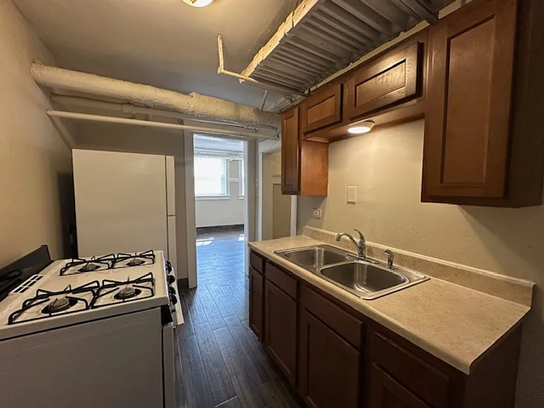 Freshly Renovated 2BR Apartments Near UWM Heat Included — Photo 4