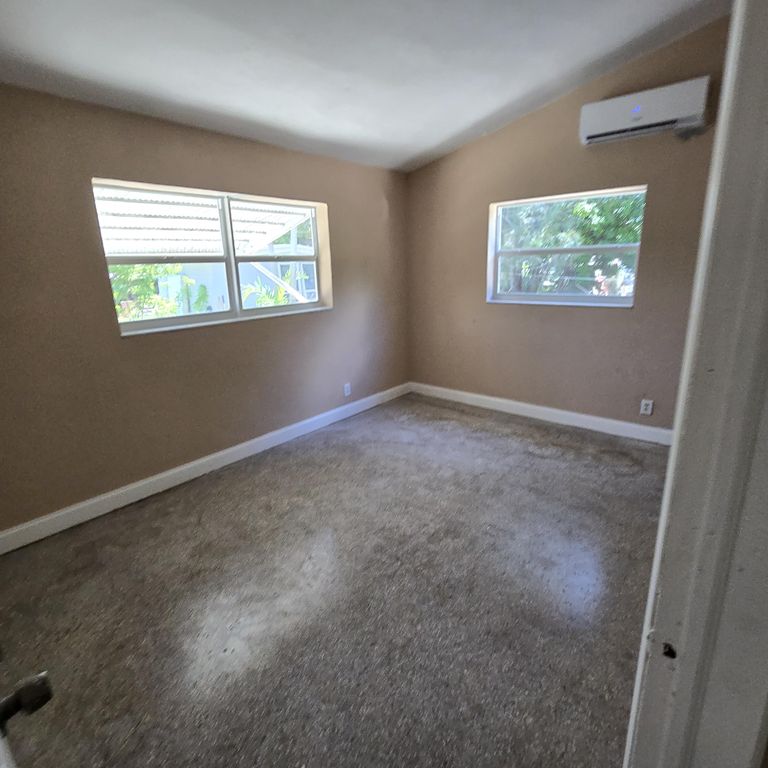 830 SW 14th St #2, photo 2